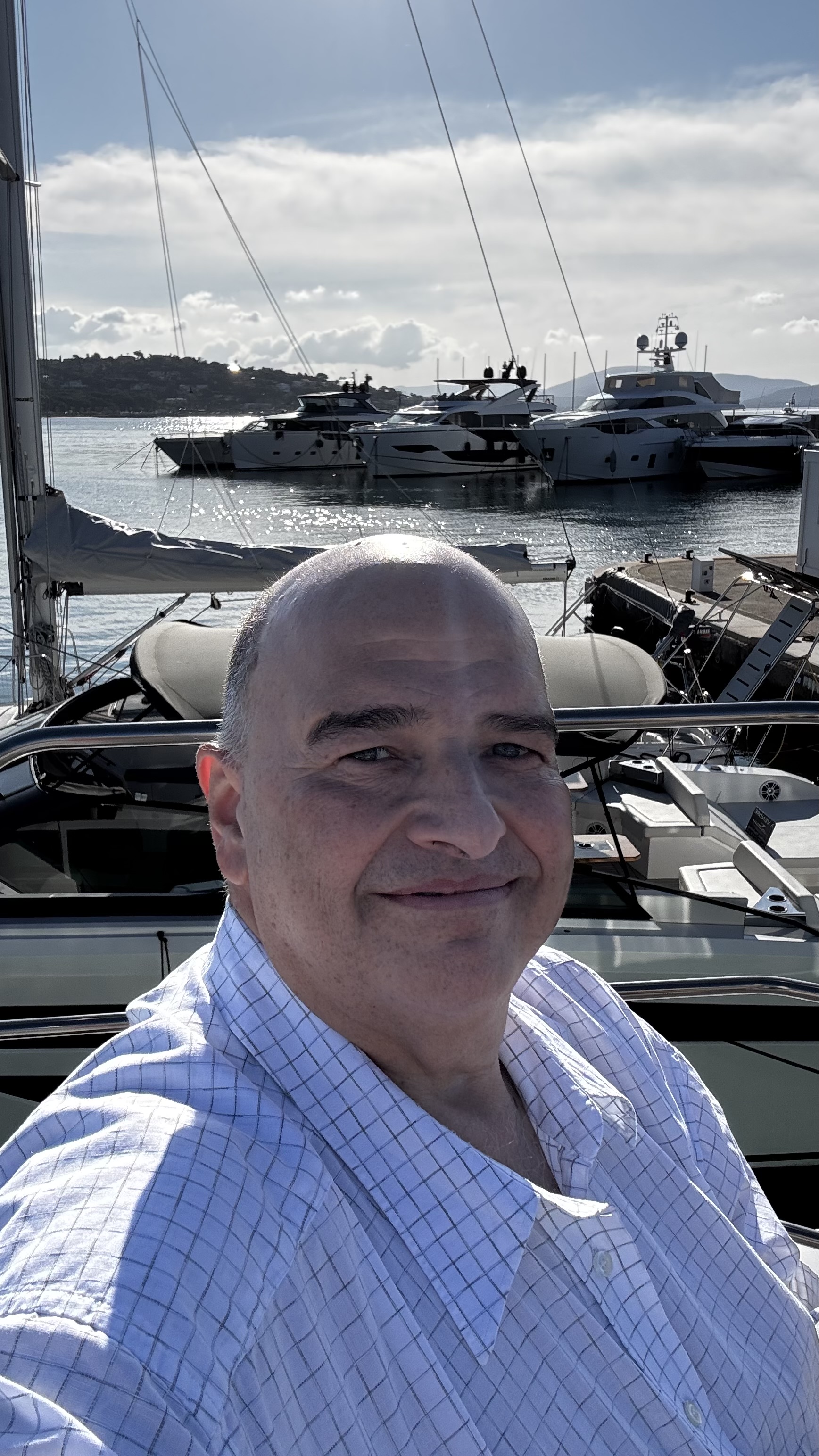 Georg Steiert am Hafen mit Yachten im Hintergrund