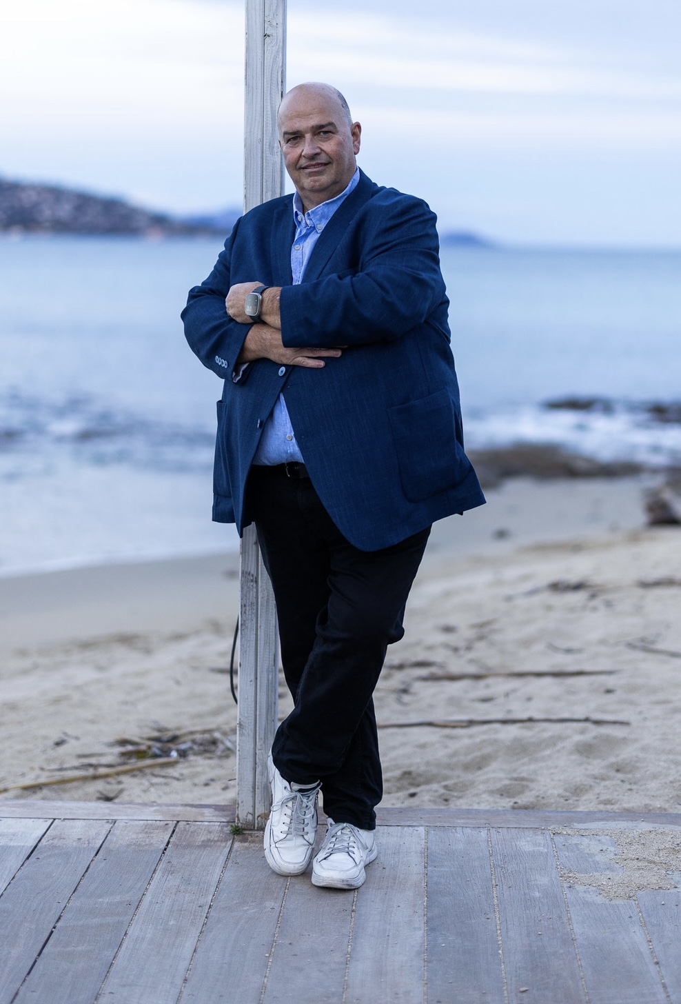 Georg Steiert steht lässig am Strand – selbstbewusst und gelassen